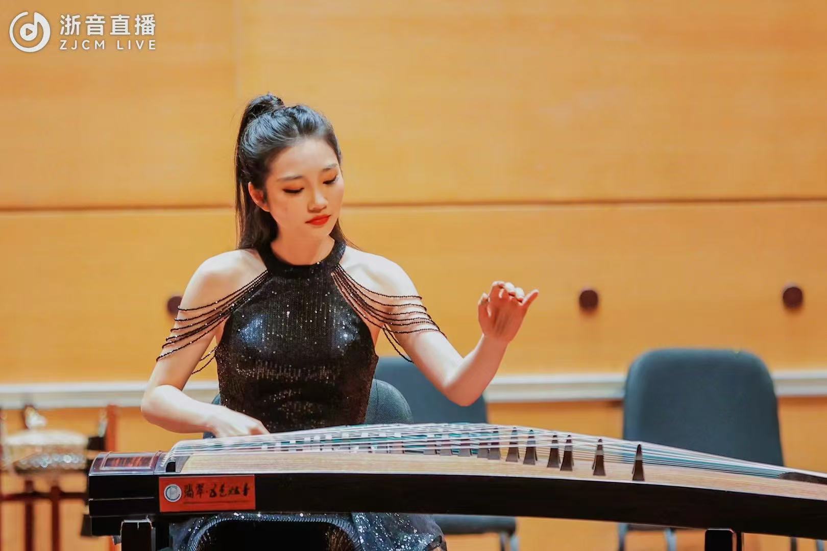 丁之涵在杭州国际音乐节演奏古筝